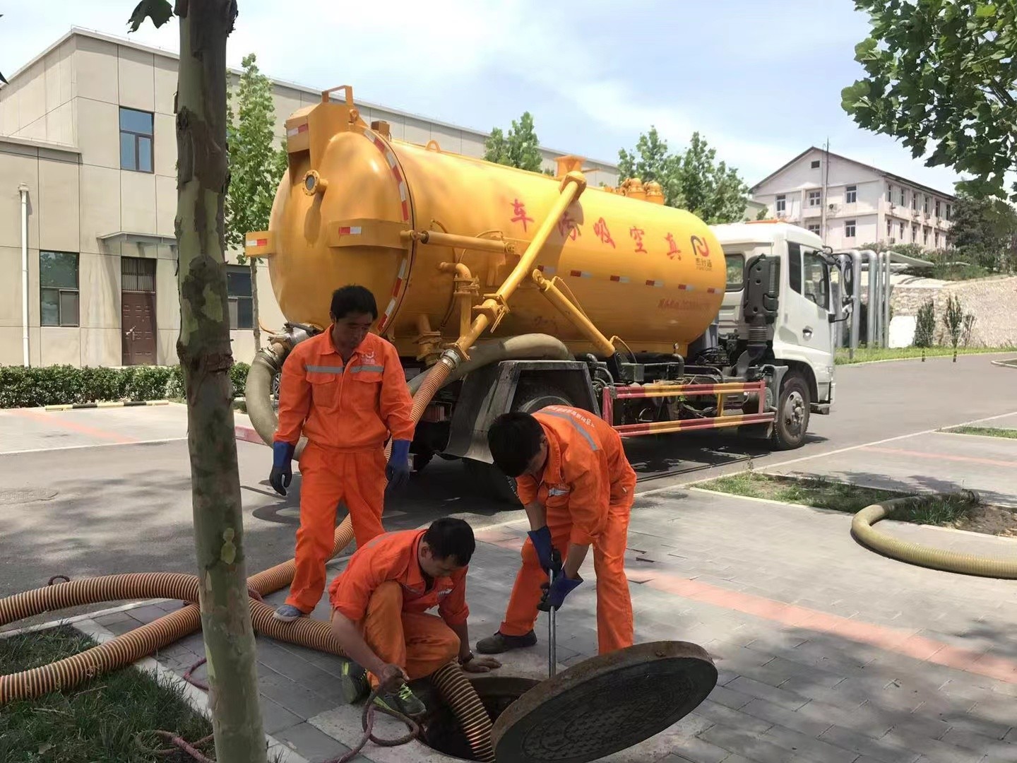 灌阳管道疏通车停在窨井附近